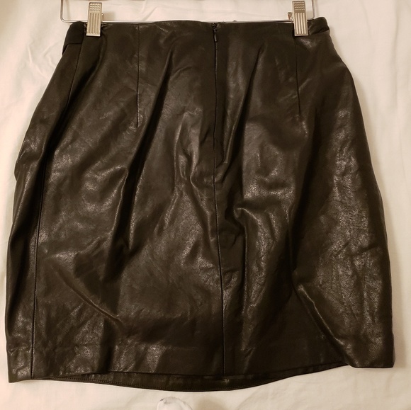 LIKE NEW! LEATHER MINI W/ BOW & POCKETS - Picture 5 of 5